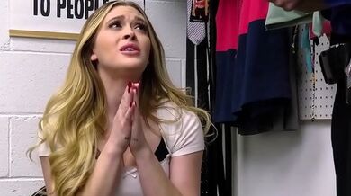 大胸小偷林赛·李因从商店偷东西而让她的阴部充满精液