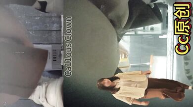 大神潜入办公楼女厕全景偷拍多位美女白领嘘嘘 (10)